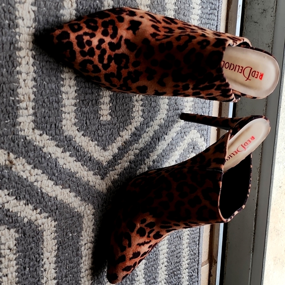 Leopard print mules. Stiletto heel 4".